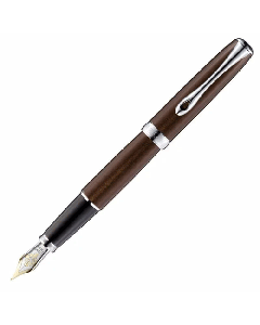 This Diplomat Excellence A2 Fountain Pen Marrakesh Brown & Chrome has a 14ct gold nib that is engraved with the petal and brand name. 