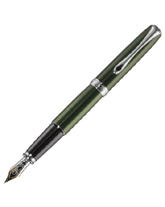 This Diplomat Excellence A2 Fountain Pen Evergreen Chrome has a 14ct gold nib. 