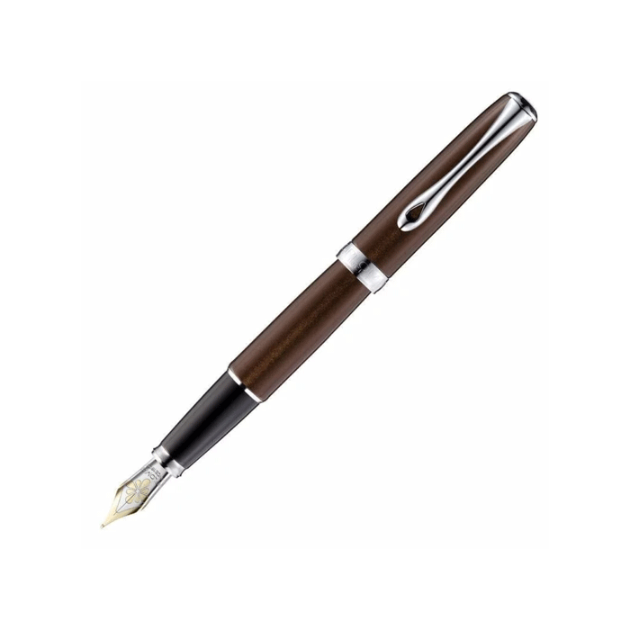This Diplomat Excellence A2 Fountain Pen Marrakesh Brown & Chrome has a 14ct gold nib that is engraved with the petal and brand name. 